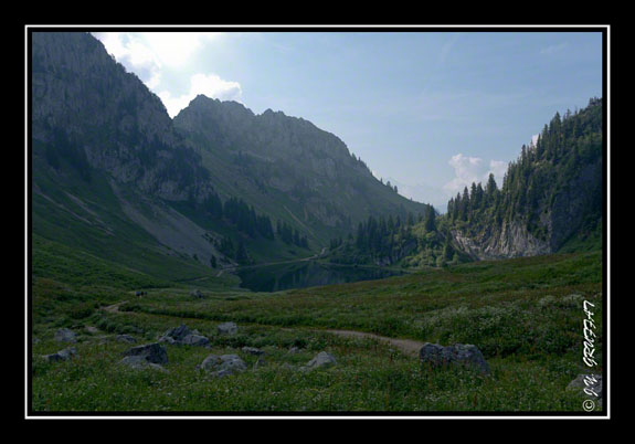 Le lac d\'Arvouin encore dans l\'ombre des montagnes