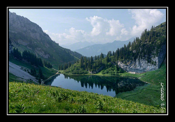 Le soleil illuminant peu à peu le lac d\'Arvouin