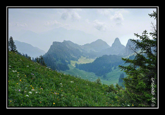 En montant vers la Pointe d\'Arvouin, le col de Blancsex (Suisse)