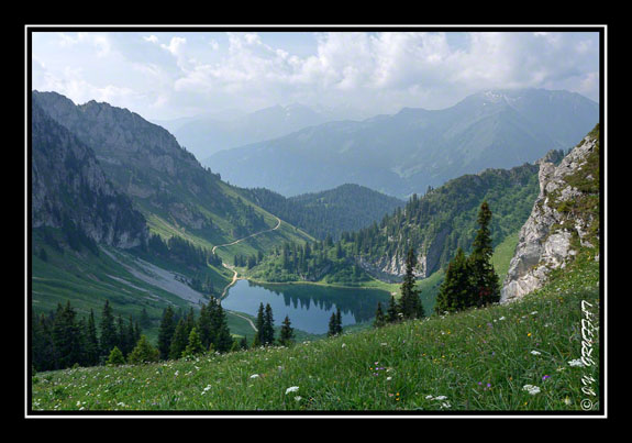 Le soleil illuminant peu à peu le lac d\'Arvouin