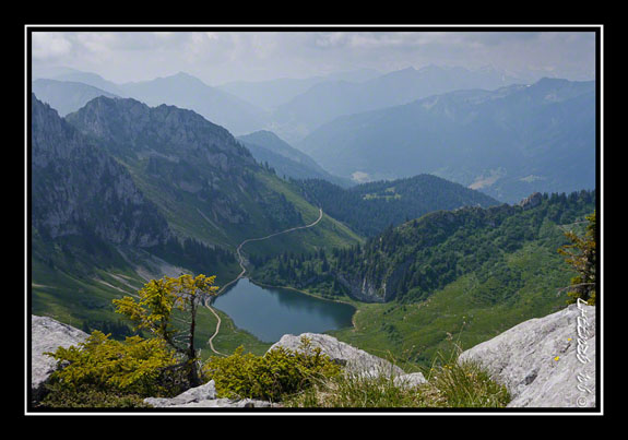 Vue sur le lac d\'Arvouin et la vallée d\'Abondance depuis la pointe d\'Arvouin
