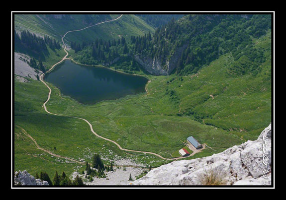 Vue sur le lac et les chalets d\'Arvouin depuis la Pointe d\'Arvouin
