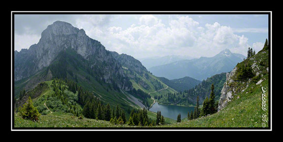 Vue sur le Linleu, le lac d\'Arvouin et le Mont de Grange