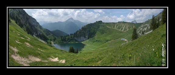 Le lac d\'Arvouin, les chalets d\'Arvouin et le Mont de Grange au loin
