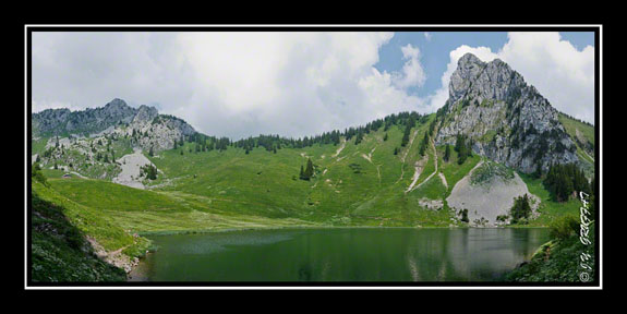 Au bord du lac d\'Arvouin dominé par la Pointe d\'Arvouin et le Linleu