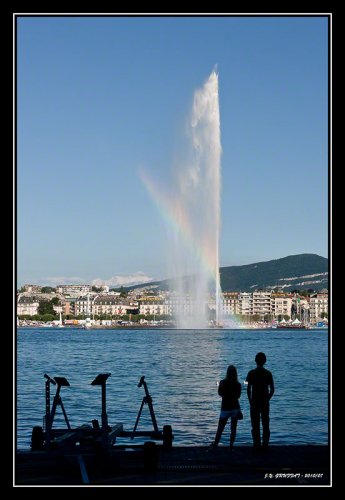 A couple admiring the Foutain of Geneva with its rainbow