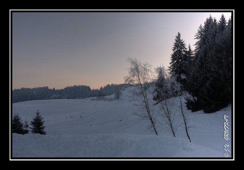 Les pistes enneigées sous un ciel de fin de journée