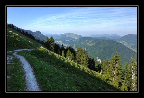 Sur le sentier entre les chalets de la Buchille et les chalets du Pertuis