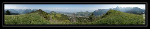 Vue panoramique sur le bassin lémanique, la Dent d'Oche et les