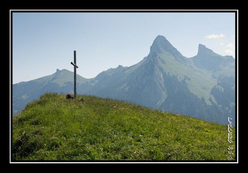 La croix du Mont Baron devant la Dent d'Oche, le Chateau d'Oche et le Pic Boré