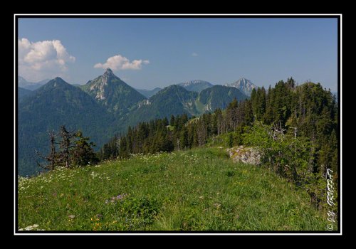 Le Mont Ouzon (à gauche) et le Mont Billiat (à droite au loin)
