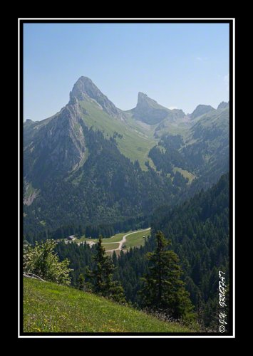 La Dent d'Oche et le Chateau d'Oche, le Pré Richards en contrebas