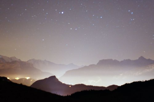 La pollution lumineuse dans les Alpes vue depuis Ajon