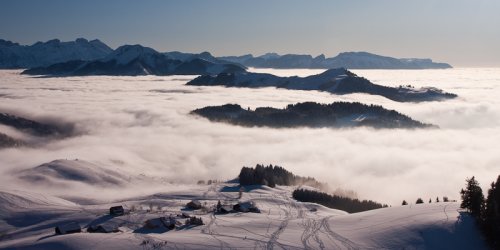 Ajon surplombant une mer de nuages