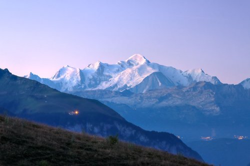 Le Mont Blanc éclairé par les rayons d'un soleil matinal