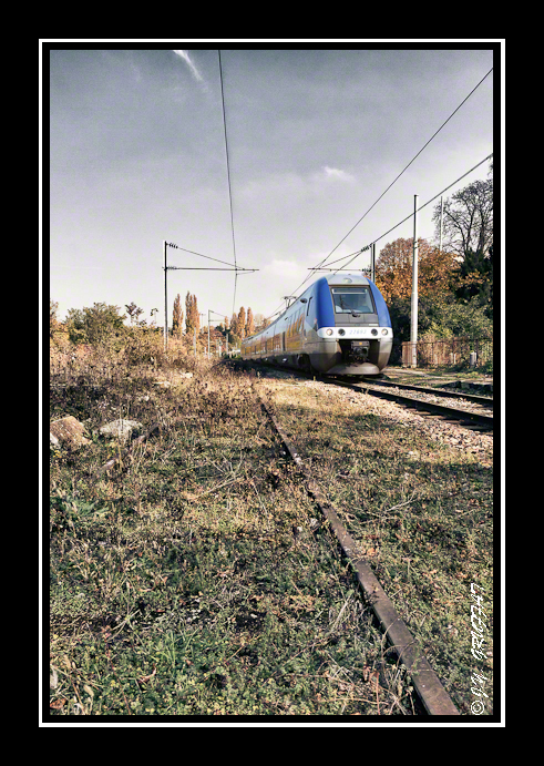 Train moderne et voie désaffectée