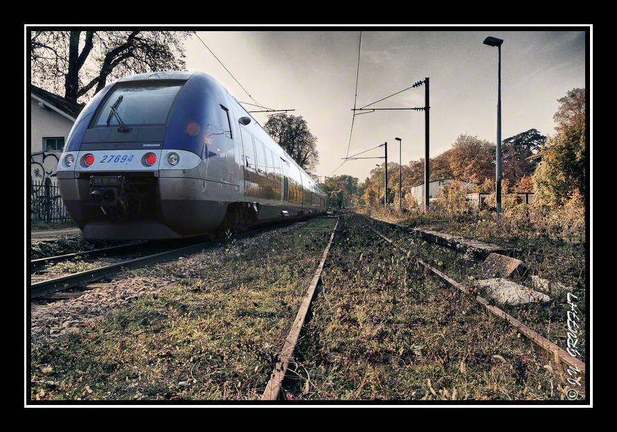 Train moderne et voie désaffectée