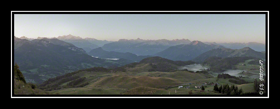 Vue sur la vallée encore dans l'ombre depuis la Pointe de Miribel