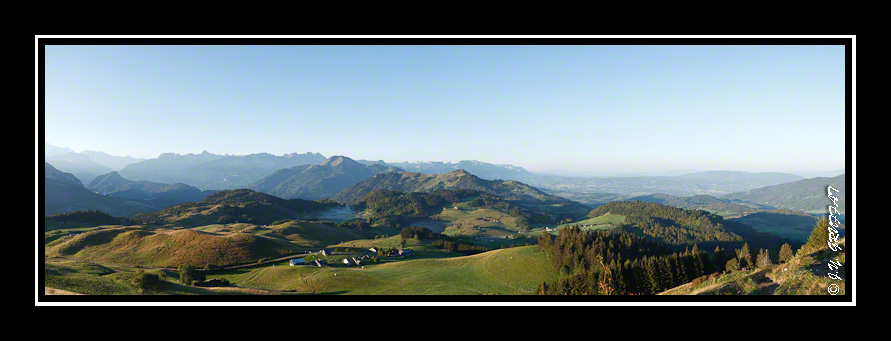 Vue sur Ajon, Plaine Joux et les Alpes depuis le calvaire de la Pointe de Miribel