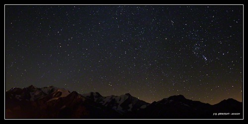 Panoramique étoilé au-dessus du Mont Blanc